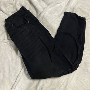 Mom Jeans, ripped knees